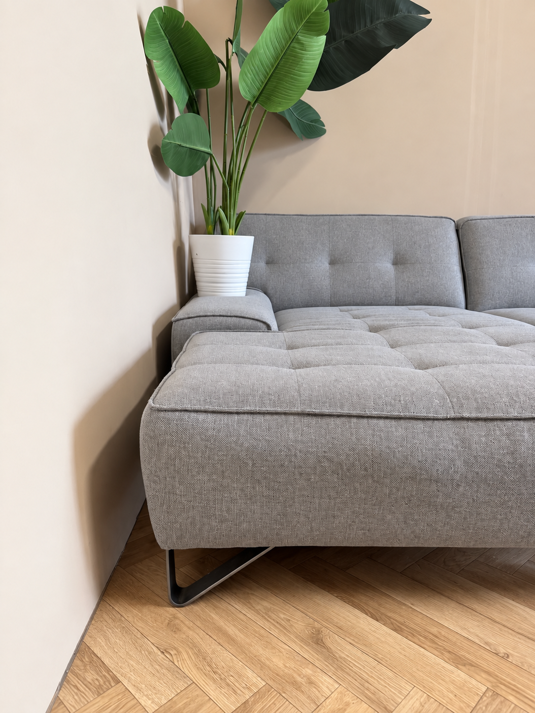 Grijze Hoekbank met Knoopdetails – Modern & Stijlvol 🛋️