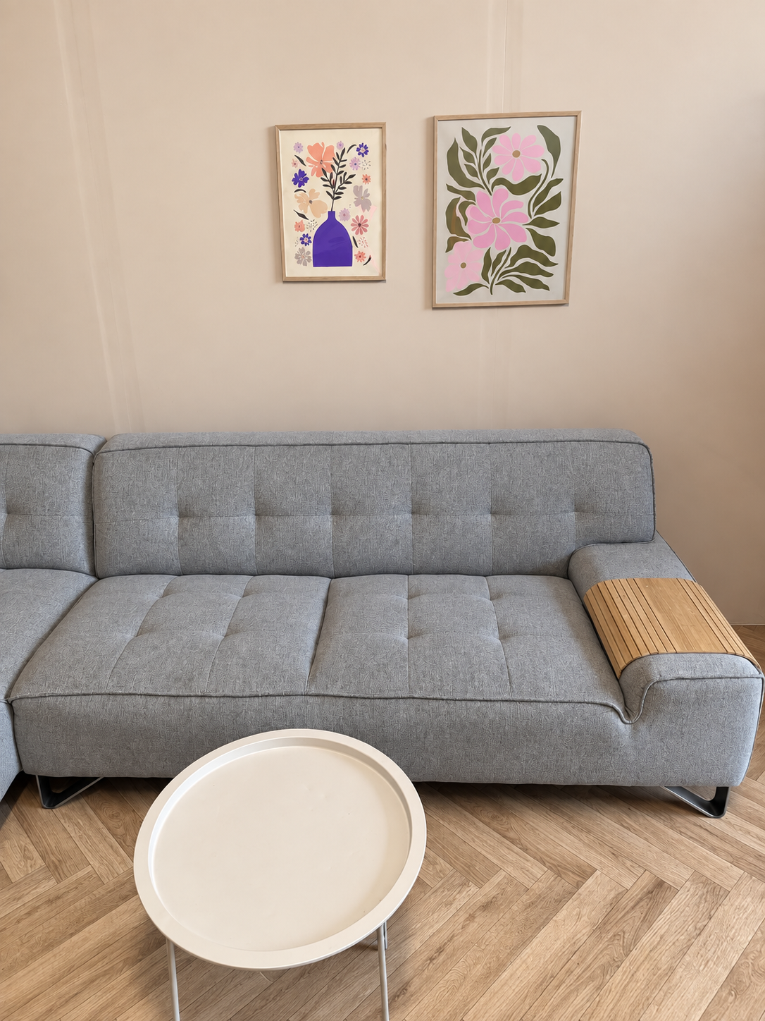 Grijze Hoekbank met Knoopdetails – Modern & Stijlvol 🛋️