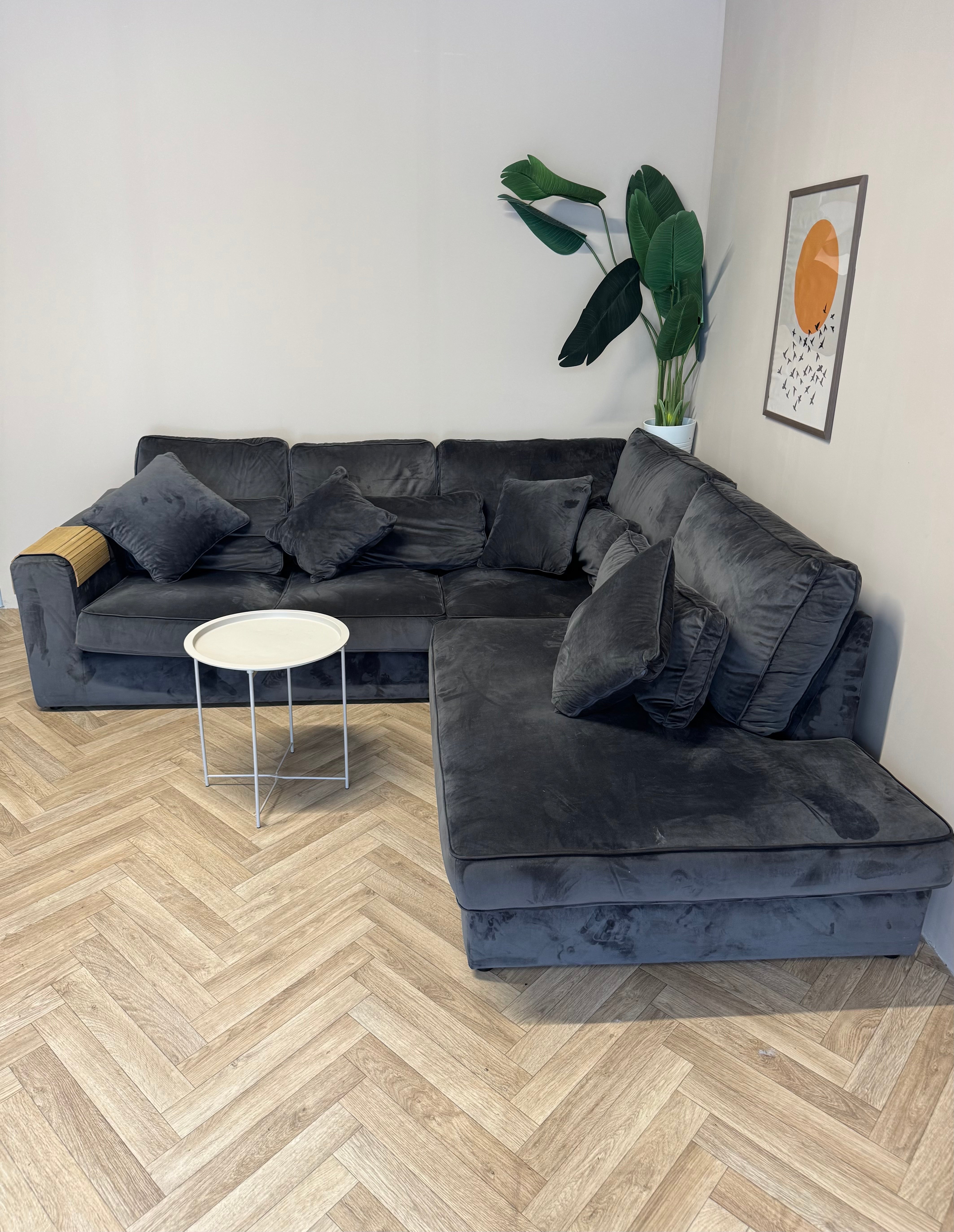 Prachtige zwarte velvet hoekbank met een luxe en moderne uitstraling.