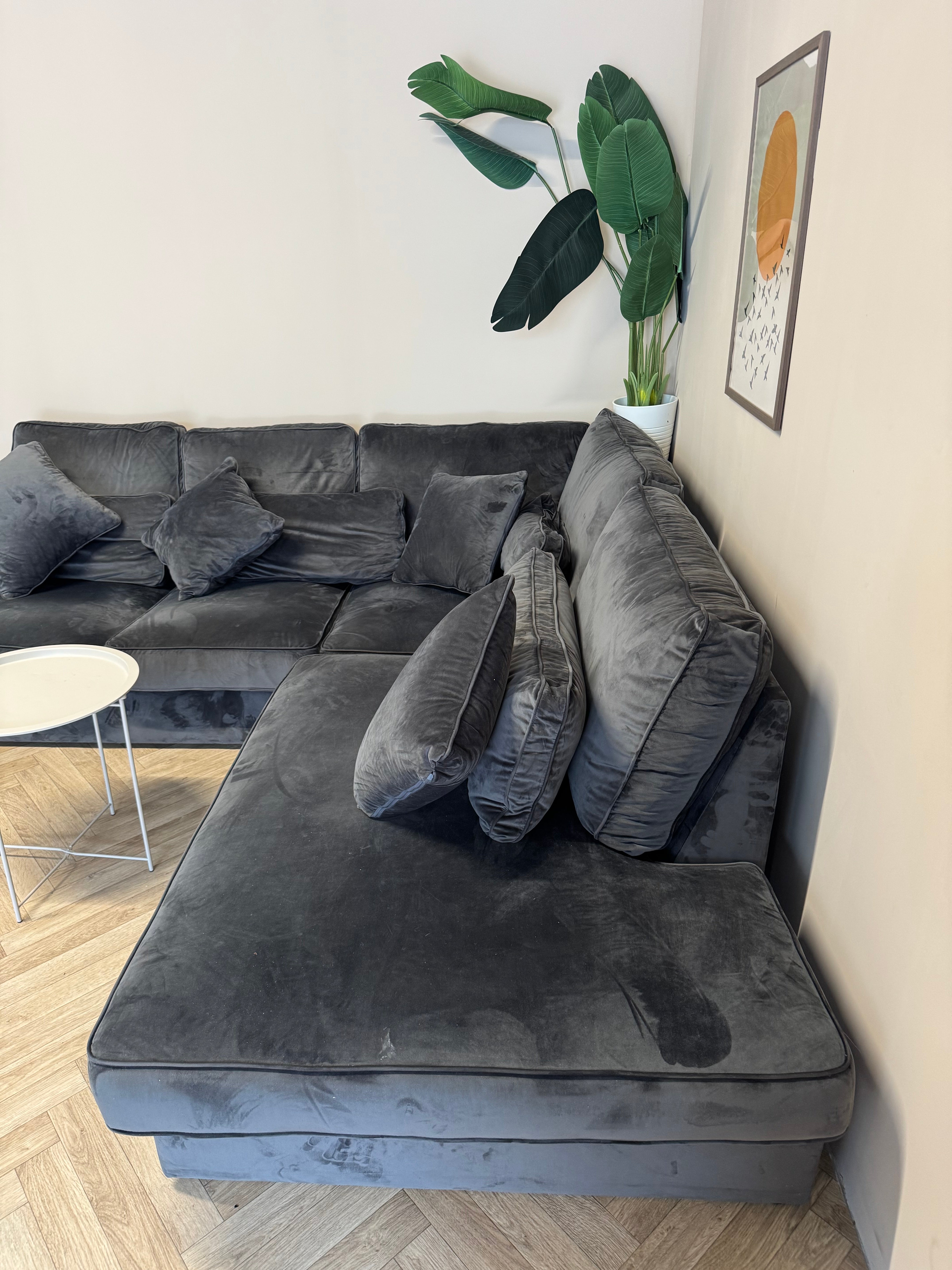 Prachtige zwarte velvet hoekbank met een luxe en moderne uitstraling.