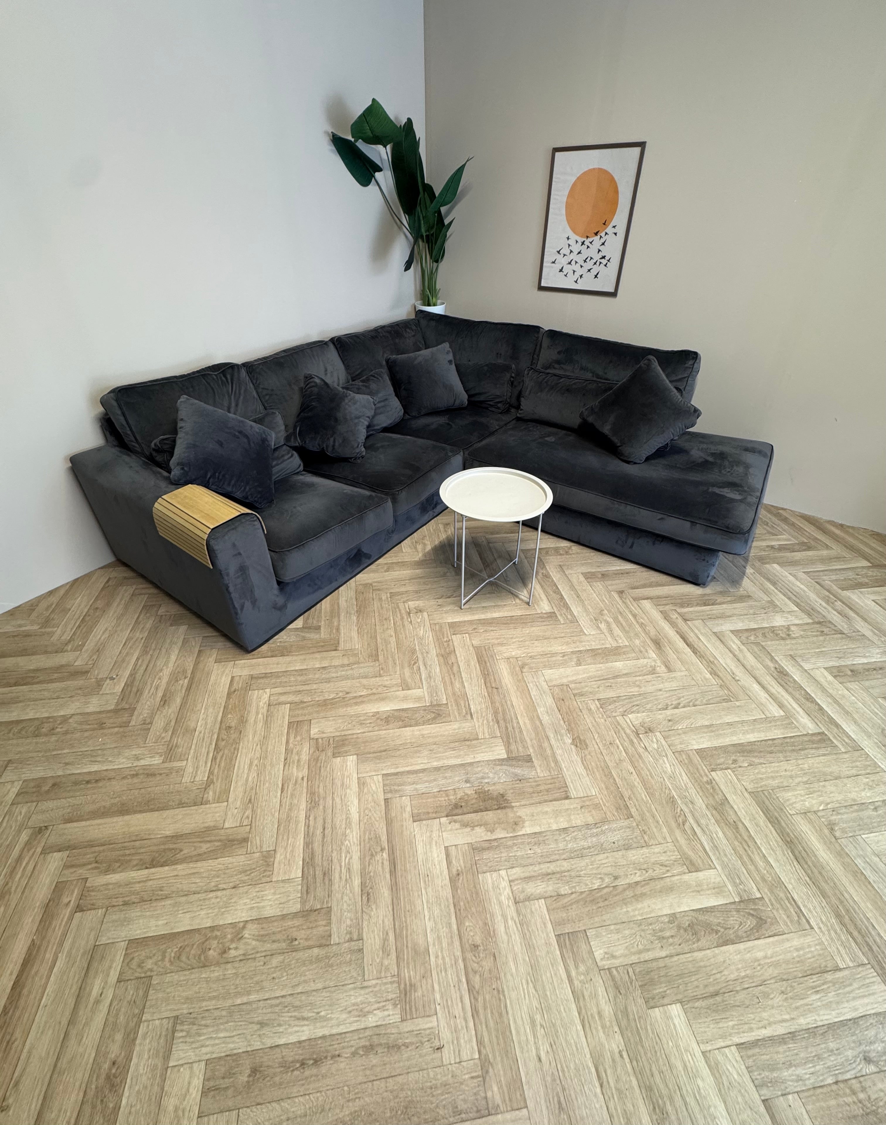 Prachtige zwarte velvet hoekbank met een luxe en moderne uitstraling.