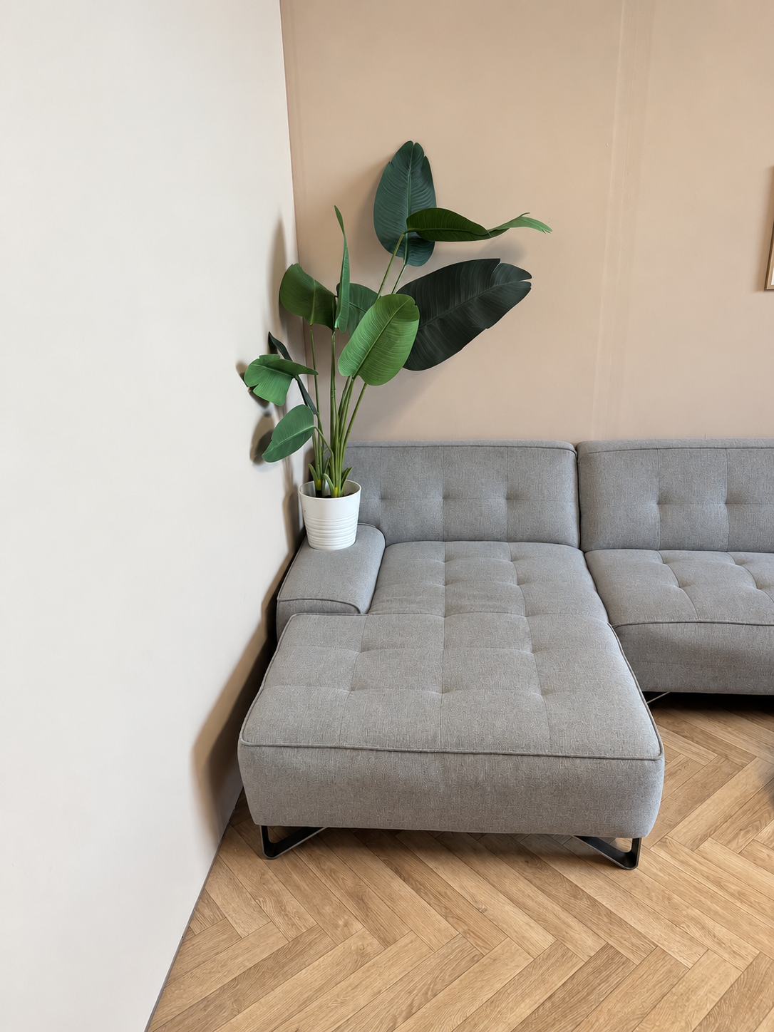 Grijze Hoekbank met Knoopdetails – Modern & Stijlvol 🛋️