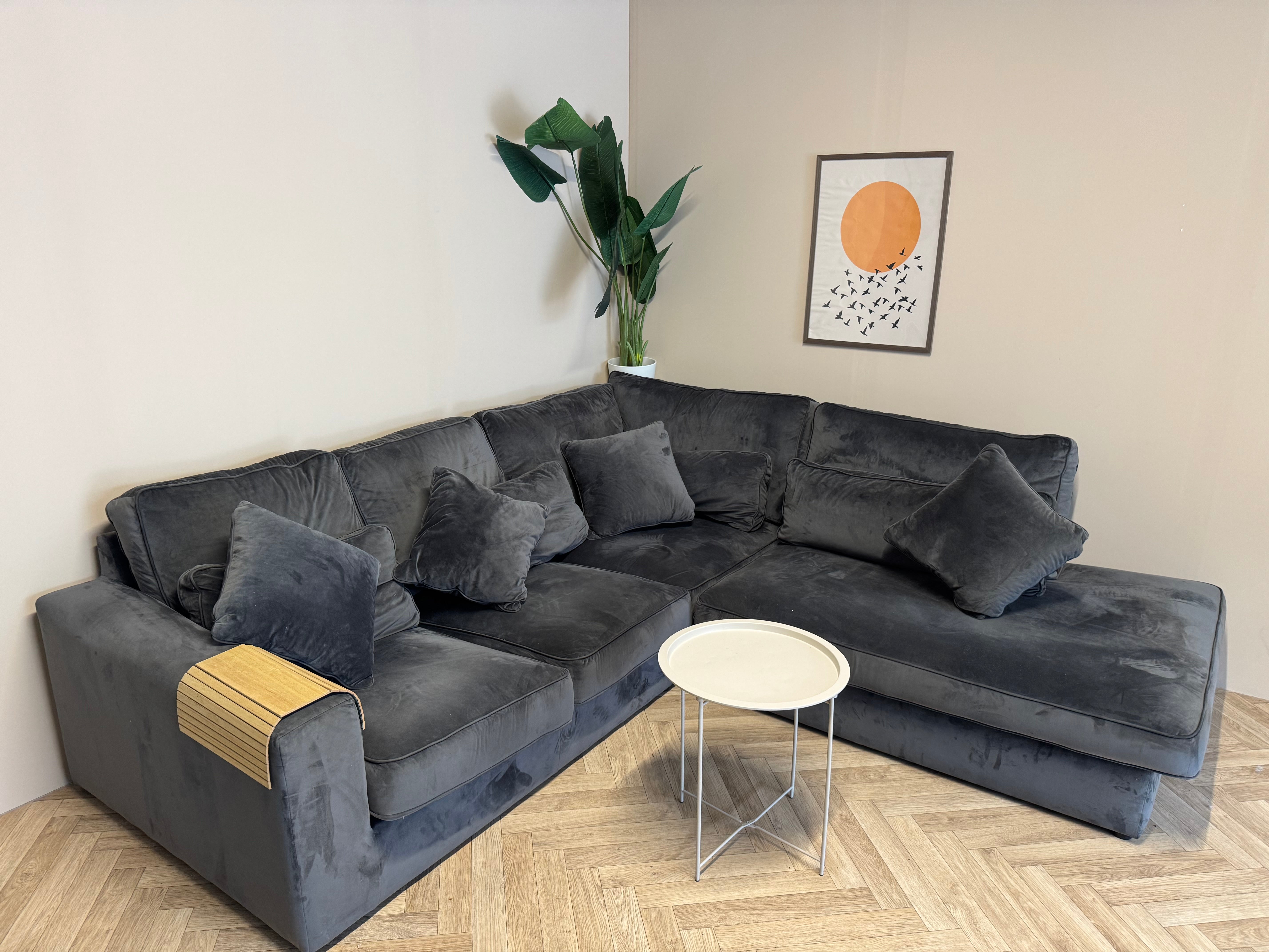 Prachtige zwarte velvet hoekbank met een luxe en moderne uitstraling.